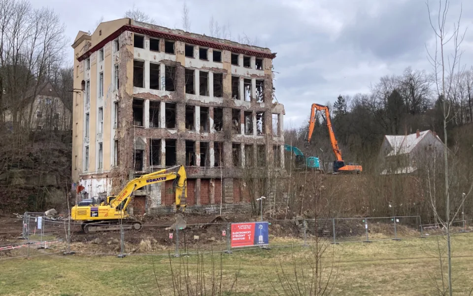 Demolice zřícené budovy bývalé Textilany má skončit v půlce příštího týdne, Klicperova ulice už je průjezdná