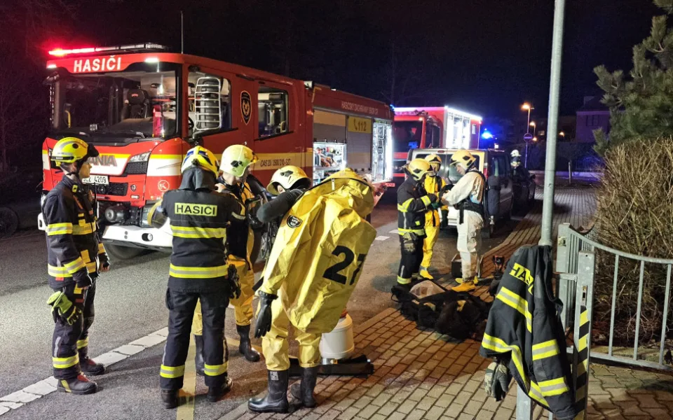V Růžodolské ulici v Liberci zasahovali hasiči u úniku nebezpečných látek. Dva lidé se skončili v nemocnici