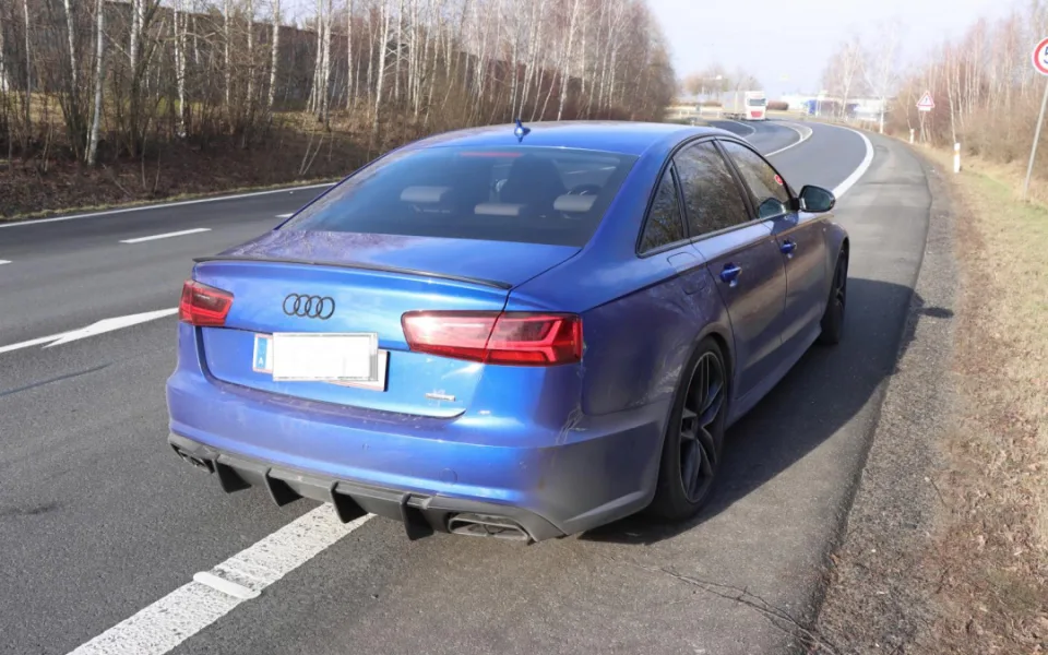 Zloděje luxusního vozu z Rakouska opět zastavila až namířená zbraň policistů. Tentokrát v Hrádku nad Nisou