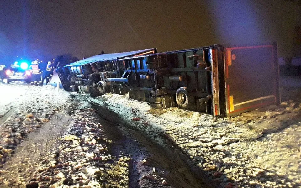Vrátila se zima a s ní i nehody. Hasiči vyjížděli k pěti