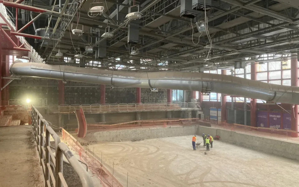 Libereckým bazénem zní sbíječky, vybouráno už bylo 8 tisíc tun betonu a obkladů. Červený tobogán nahradí nový