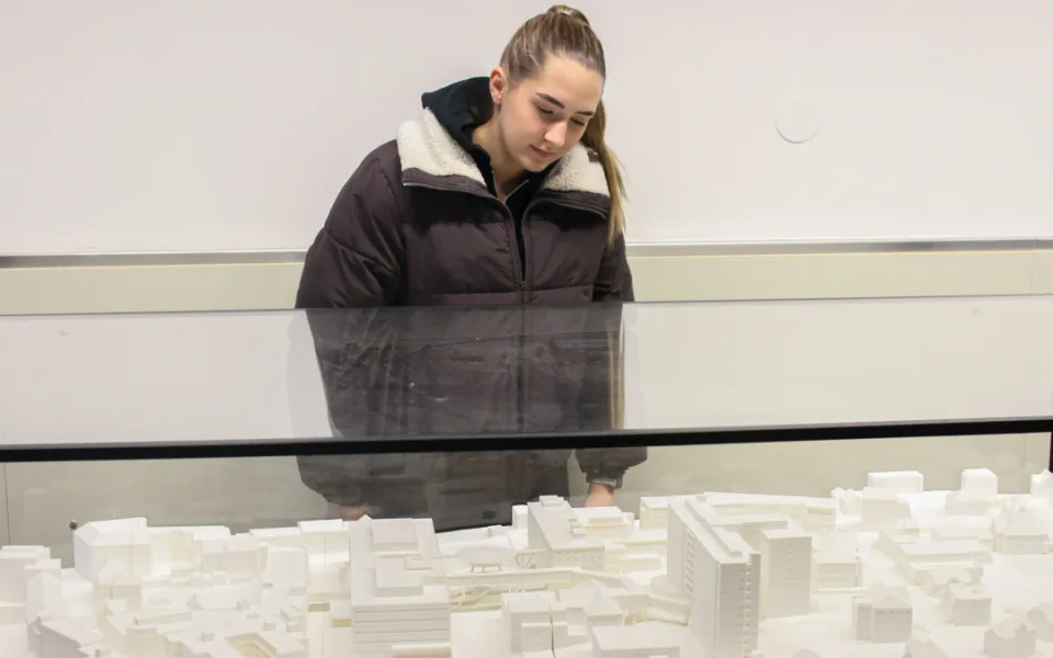 3D model před univerzitní menzou ukazuje zmodernizovanou nemocnici včetně nově stavěných budov