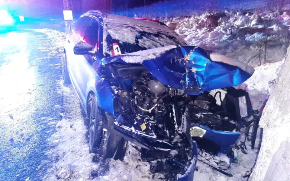Řidič u Mníšku předjížděl, kde neměl a manévr na mokré silnici nezvládl. Narazil do stromu a zranil spolujezdce