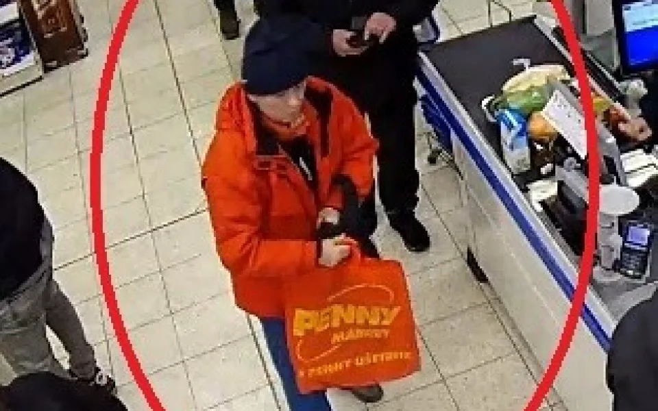 Poznáváte ženu na fotografii? Policie ji shání kvůli svědectví v případu krádeže peněz, platební karty a dokladů