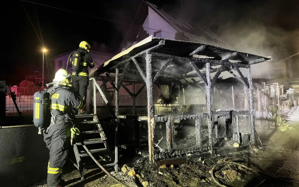 Noční požár v Českém Dubu. Pergola u rodinného domu shořela