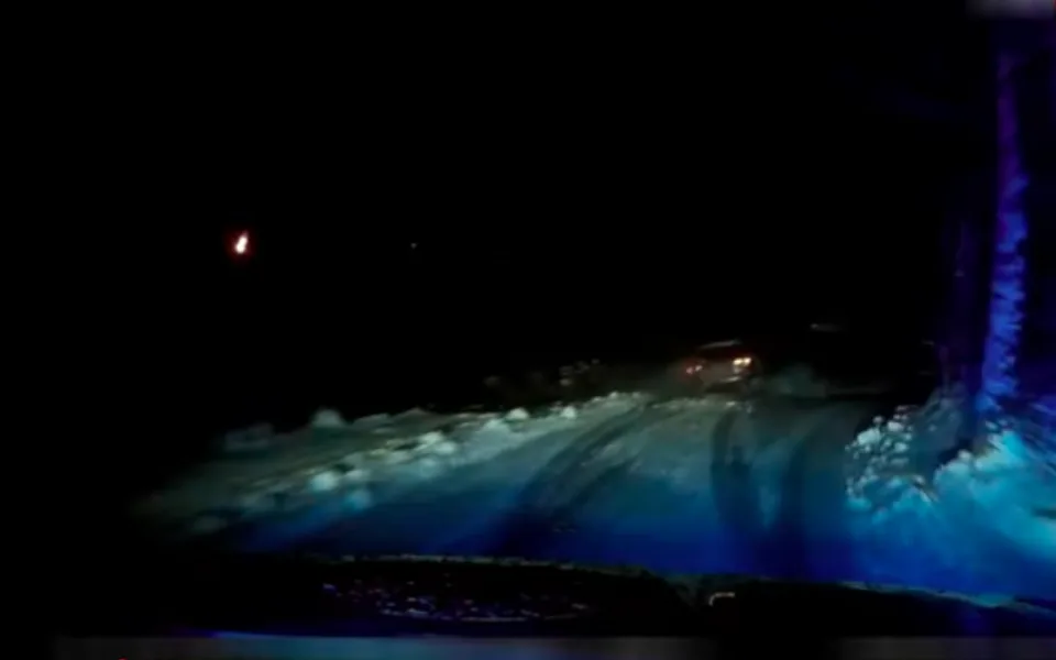 Pronásledovaný řidič boural a před policisty utíkal kilometry lesem. Dopadli ho zraněného a podchlazeného