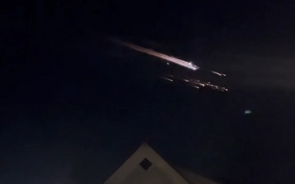 VIDEO: Lidi vyděsily tajemné hořící trosky na obloze. Šlo o zánik družice, vysvětlují odborníci
