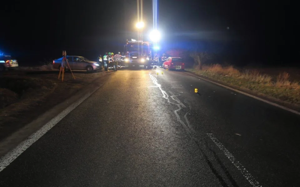 Mladá řidička srazila v noci chodce v tmavém oblečení. Senior v nemocnici bojuje o život