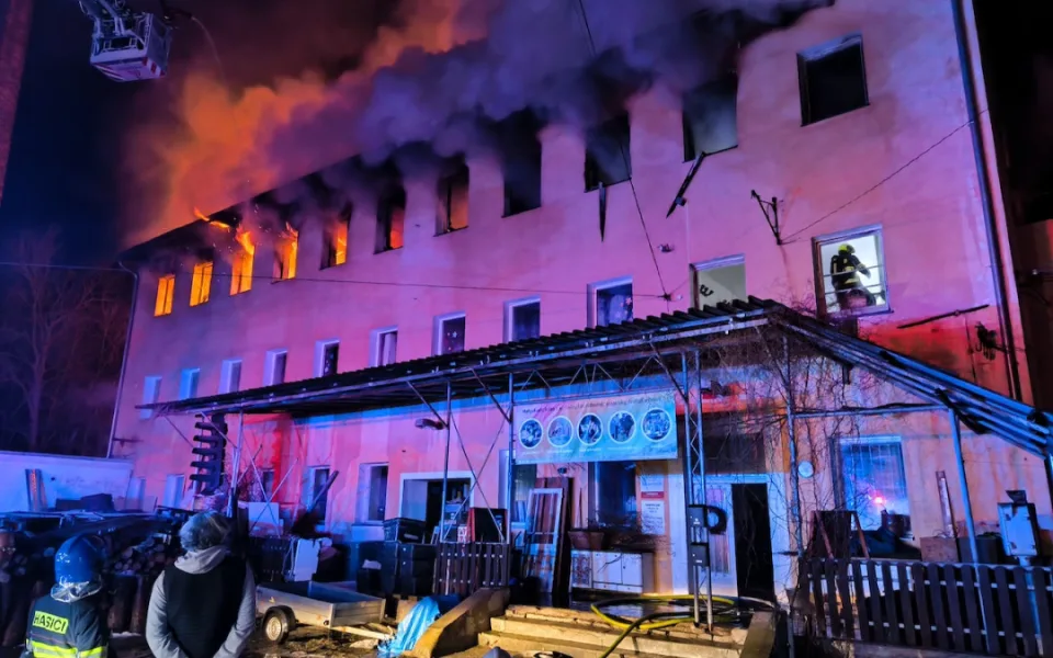 Noční požár v Kateřinkách. Hořelo v objektu, kde sídlí dětské centrum
