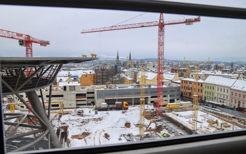 Stavba centra urgentní medicíny v areálu Krajské nemocnice v Liberci, snímek z 13. února 2025.