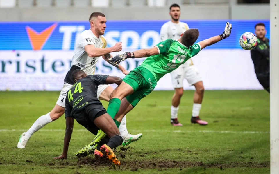 Jablonec uhrál na hřišti Hradce Králové remízu 1:1, přestože domácí posledních 15 minut dohrávali v deseti