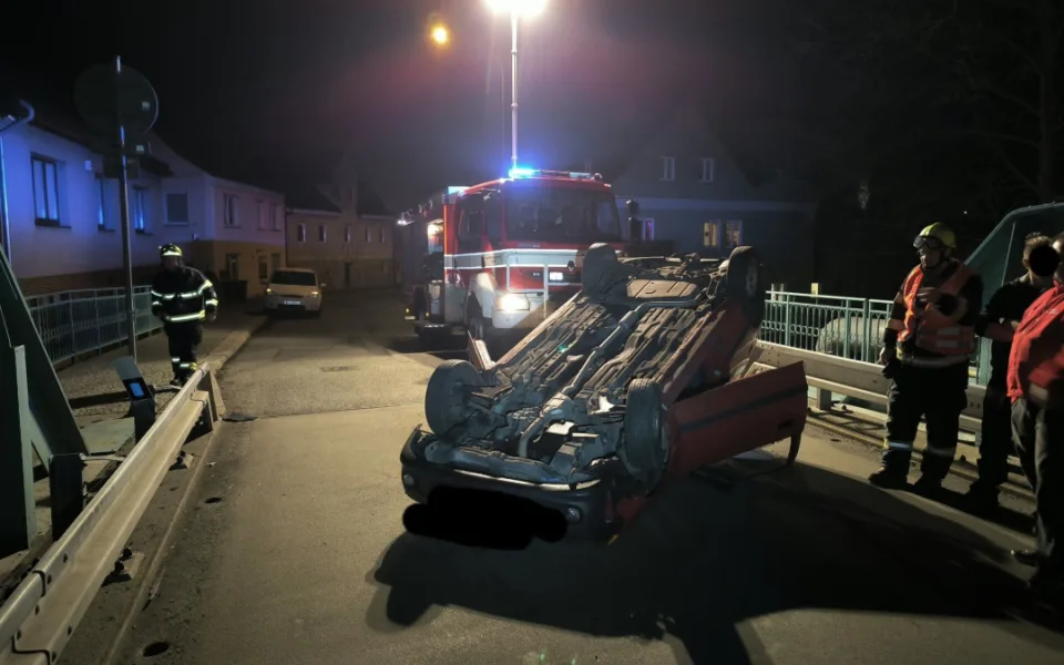 Na mostě ve Frýdlantu najelo auto na svodidla a skončilo na střeše. Za poslední rok jde už o druhý případ