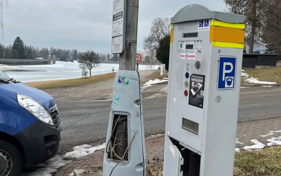 Z jabloneckých parkovišť mizí staré parkovací automaty. Nové mají začít v centru Jablonce fungovat od května