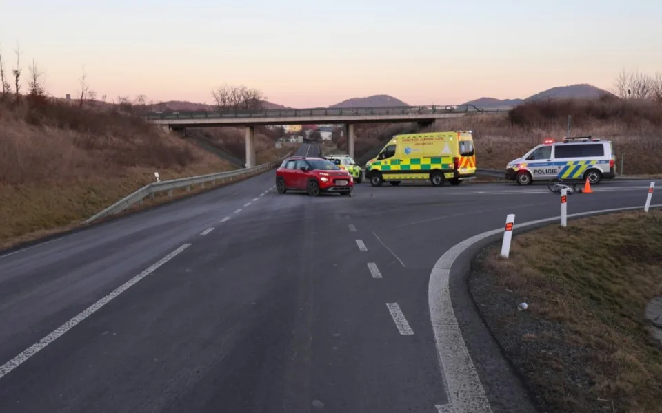 Řidič citroenu srazil na Českolipsku při odbočování vlevo cyklistu v protisměru. Oslnilo mě slunce, říká