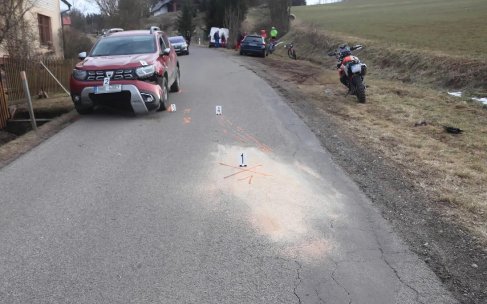 Motorkář neubrzdil a narazil do auta před sebou. Skončil v nemocnici
