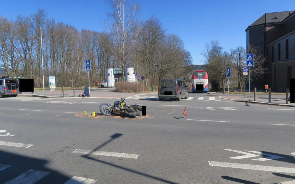 Nehoda letního kina v Jablonci. Řidič auta nedal přednost motorce
