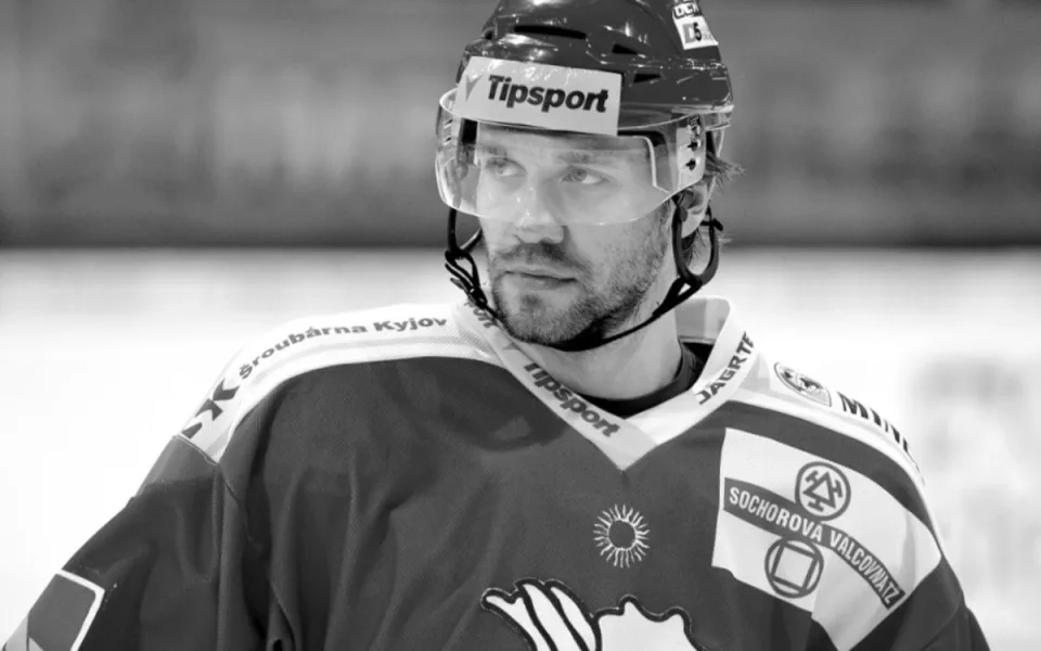 Oceláři truchlí. Extraligový obránce Klouček tragicky zemřel na sjezdovce v Medvědíně