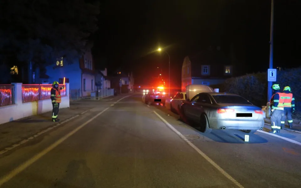 Mladá řidička za jízdy ladila rádio. Nestihla zabrzdit a bourala auto před sebou
