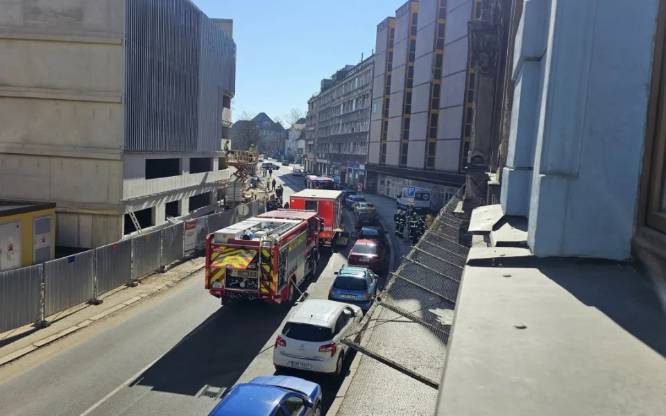 V jedné z budov nemocnice zasahovali hasiči u úniku nebezpečných látek. Než dorazili, evakuovalo se z budovy 10 lidí