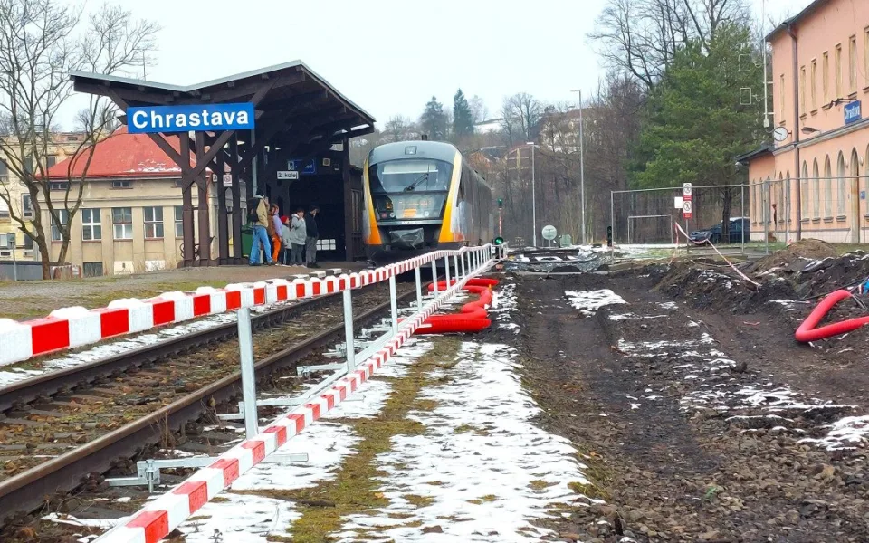 Proměna nádraží v Chrastavě a Hrádku nad Nisou pokračuje, v dubnu začne půlroční výluka vlaků