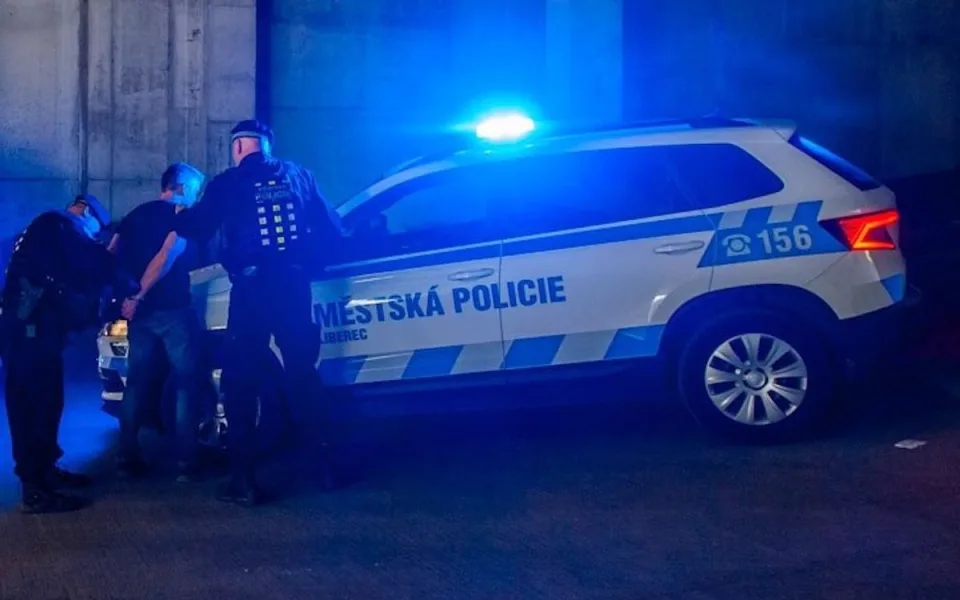 Zloděje strážníci nachytali při vloupání do domu ve Frýdlantské. Schovával se pod stolem