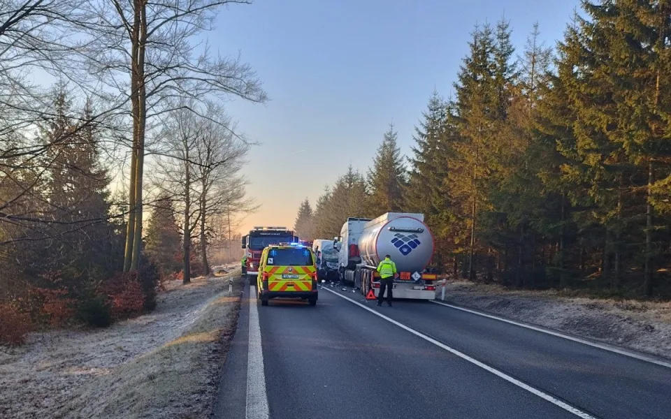 Tragické následky nehody u Svoru. Po srážce auta s kamionem zemřel člověk, další je těžce zraněný
