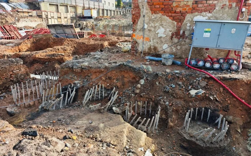 V Hrádku pokračují práce na revitalizaci bývalého továrního komplexu. Stavbaři zajišťují komín