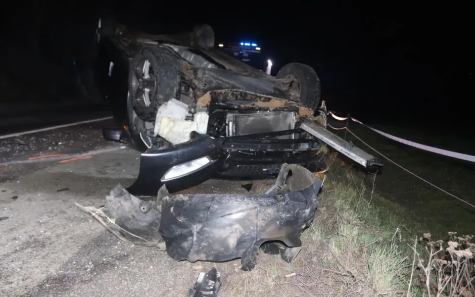 Mladý řidič se chtěl vyhnout srnce, zpanikařil ale a otočil auto na střechu