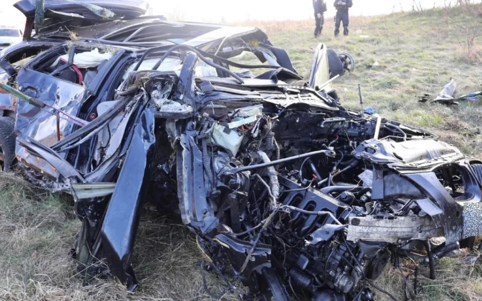 Narozeninový zázrak pro řidiče BMW. Bouračku, po které z jeho auta zůstala jen hromada plechu, přežil