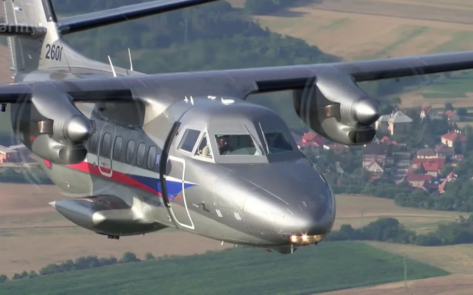 Nad Libercem dnes proletí turbovrtulový letoun a zazní čestné salvy. Budou součástí pohřbu vojáka