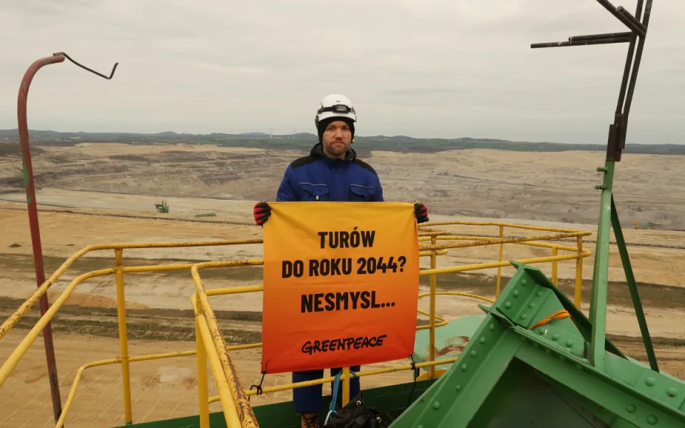 Aktivisté Greenpeace včetně Čecha vylezli ráno na rypadlo v dole Turów a požadují útlum těžby a pomoc lidem v regionu