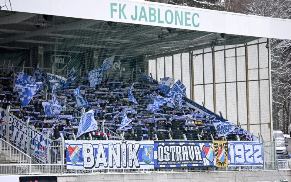 Fanoušci Baníku Ostrava loni v listopadu na stadionu Střelnice v Jablonci nad Nisou.
