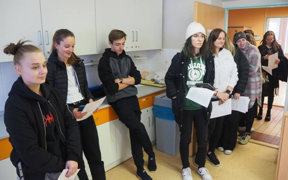 Zájemci stáli na liberecké univerzitě na zápis do registru dárců kostní dřeně frontu. Nabídnout nemocným pomoc přišlo 252 lidí