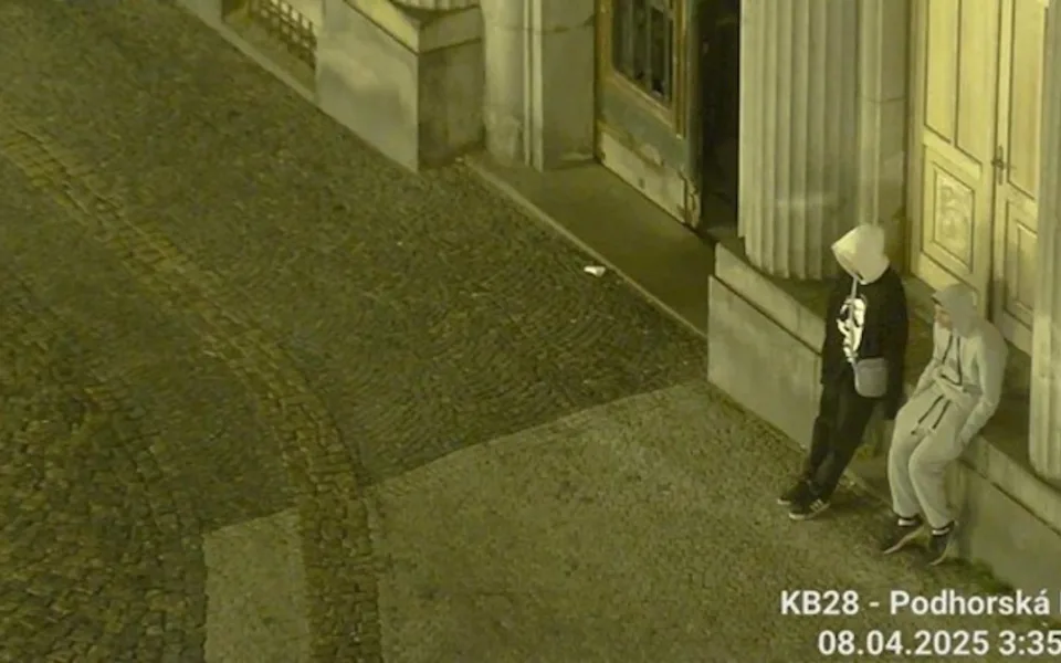 Strážnici v Jablonci zadrželi dva hledané. Nahlíželi do zaparkovaných aut