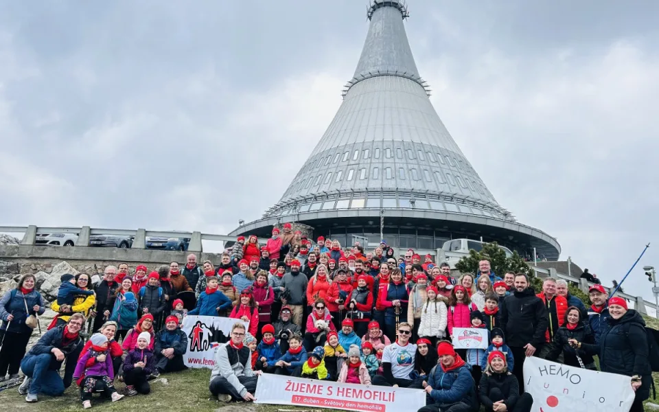 Stovka lidí s vrozenou poruchou srážlivosti krve zdolala o víkendu Ještěd