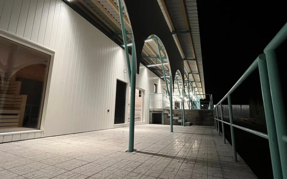 Nové zázemí Lesáku je téměř hotové. Na koupací sezonu už bude v provozu