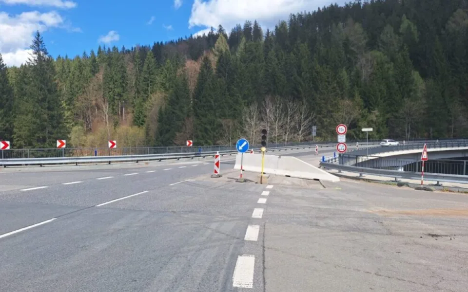 Na silnici číslo 10 u Kořenova opravují silničáři most přes Jizeru
