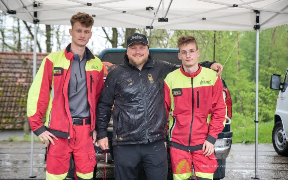 Nejlepším juniorským dřevorubec ČR je Jan Šejnoha (na snímku vlevo) z frýdlantské lesnické školy. Jeho týmový kolega David Matura skončil v soutěži žáků ČR čtvrtý. Na snímku spolu s mistrem odborného výcviku Martinem Roušalem.