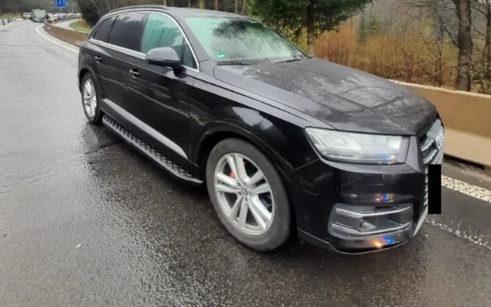 Cizinec v kradené Audi Q7 ujel 700 km, zastavil ho policejní zátaras u Jablonce