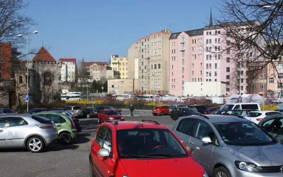 Parkování v Jablonci nad Nisou zůstane ještě zdarma, platit se bude až od června