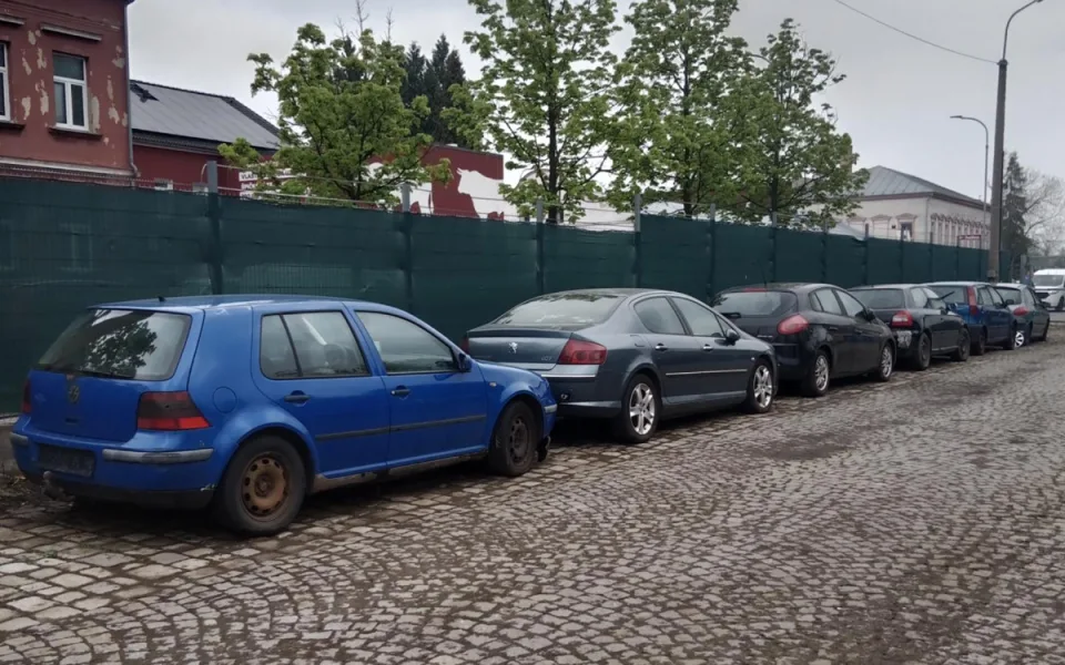 V Novém Boru odtáhli osm autovraků, když se majitelé neozvou, půjdou do dražby