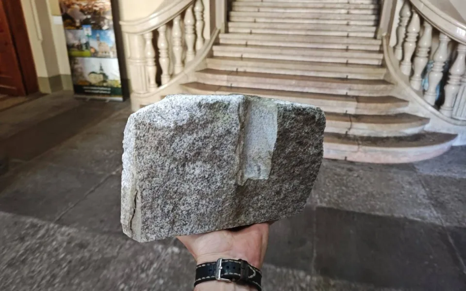 Z věže frýdlantské radnice se odlomila část římsy, dopadla na náměstí