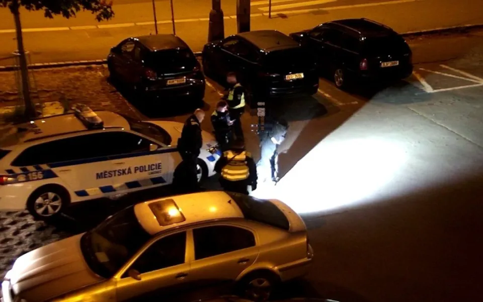Podezřelého odhalila obsluha kamerového systému. Místo občanky nabídl kladivo a drogy