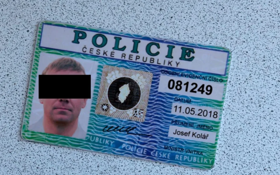 Falešný průkaz policisty, kterým se podvodníci snaží přesvědčit své oběti k převodu peněz