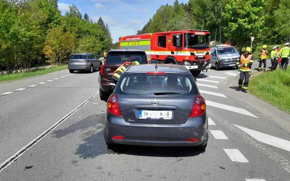 Při nehodě na silnici I/65 u odbočky na Dobrou vodu byli zraněni tři lidé