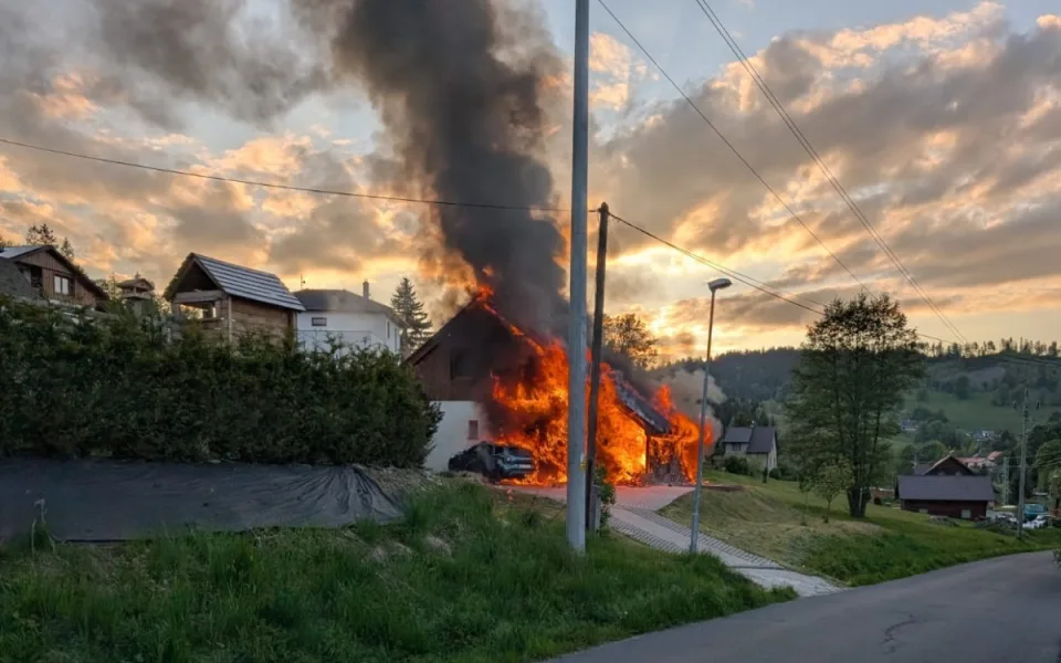 Požár domu a auta na Semilsku. Škoda je šest milionů, jeden člověk se nadýchal kouře