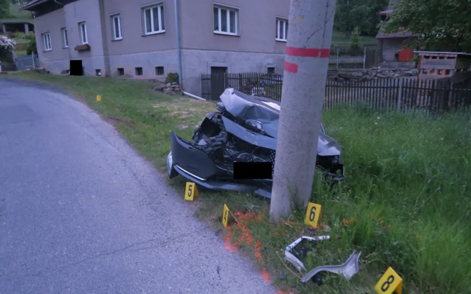 Se třemi promile se proháněl Rádlem, zastavil ho až sloup elektrického vedení
