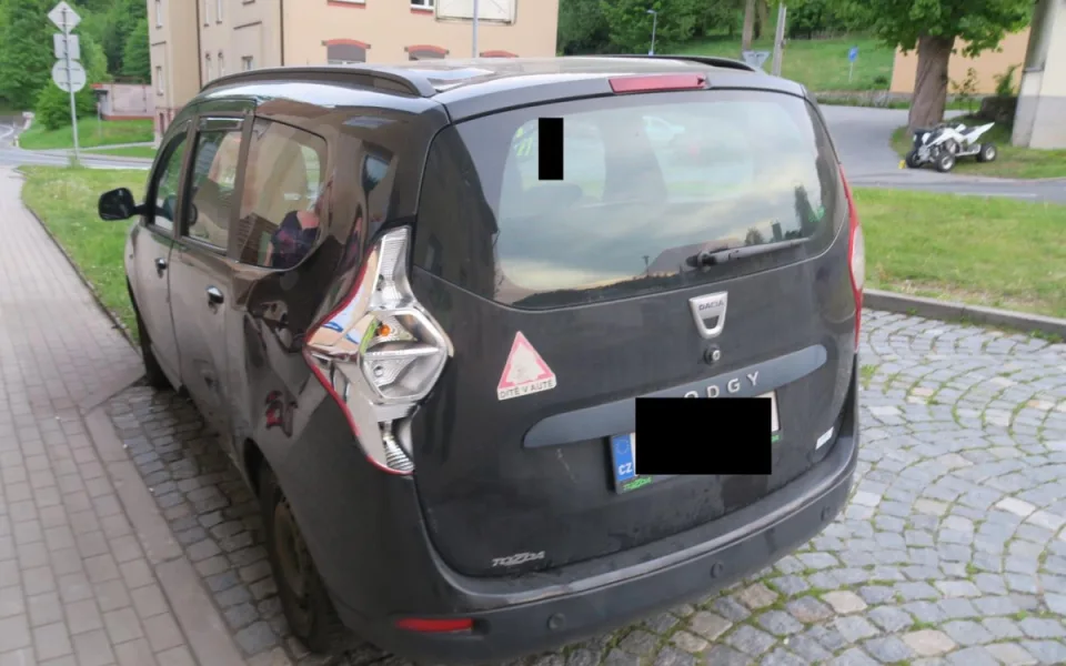 Srážka auta s čtyřkolkou v Tanvaldu. Řidička nedala přednost
