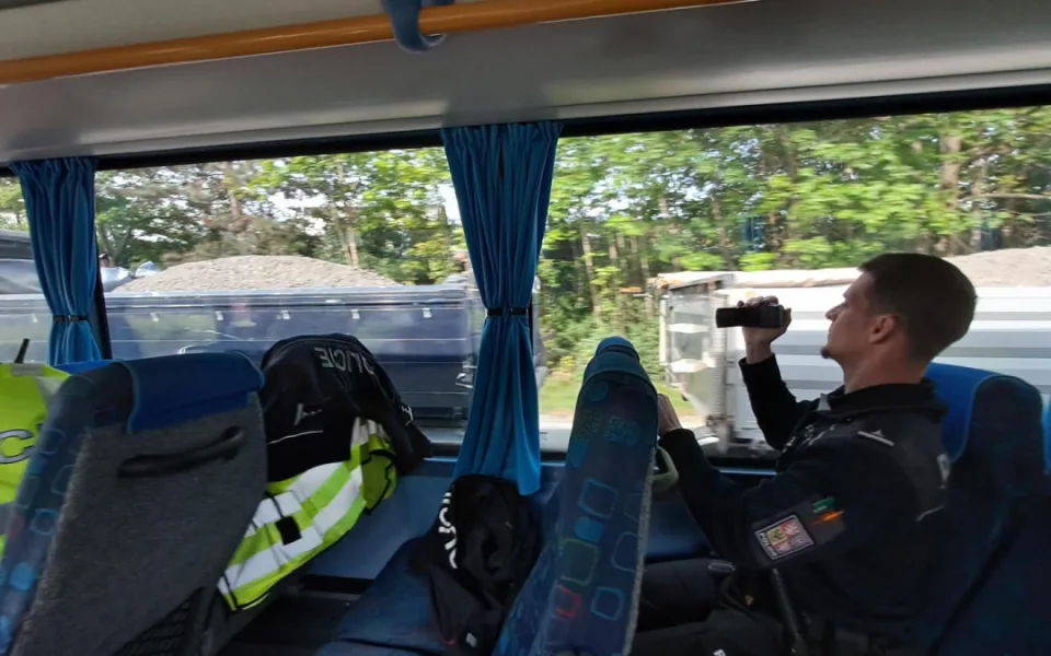 Policisté na kontrolu řidičů využili speciální autobus. Zaznamenali přes třicet přestupků