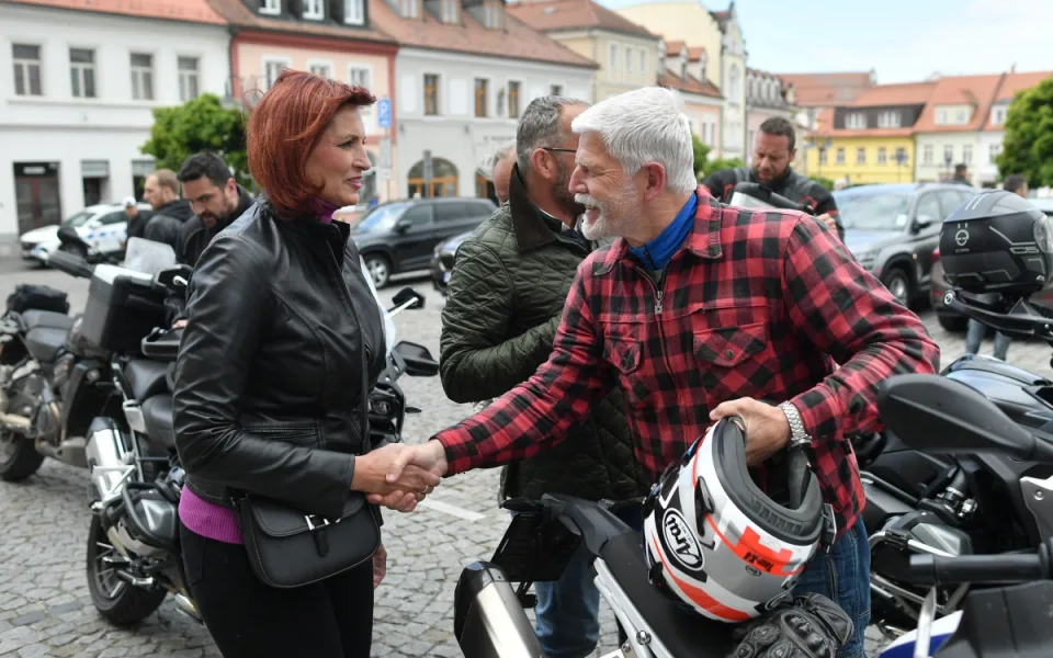 V České Lípě odhalili plastiku legendárního závodníka Václava Vondřicha.